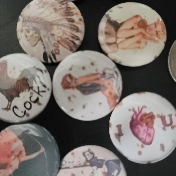 Bottons/pins - Picture 2 of 2